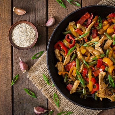 Wok de Poulet au piment, citronnelle et curcuma