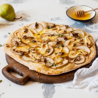 Pizza poire, gorgonzola, noix et miel