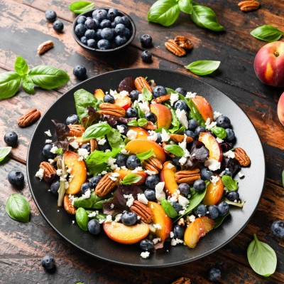 Salade estivale de pêches grillées, feta, myrtilles et noix de pecan