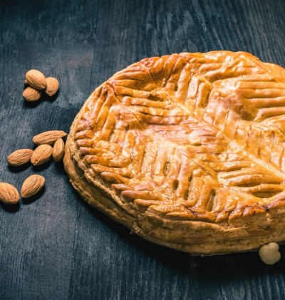 Almond & hazelnut king cake with Almond oil