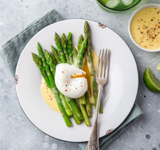Salade d’asperges, œuf poché et vinaigrette à l’huile de noisette