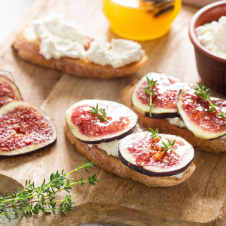 Tartines figues, chèvres et Huile de Noix de Cajou
