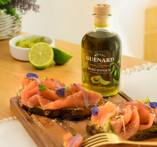 Avocado toast saumon gravlax,  huile d'avocat & oignons pickles
