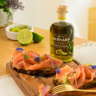 Avocado toast saumon gravlax,  huile d'avocat & oignons pickles