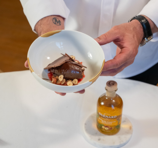 Ganache chocolat noir, noisette et confit de framboise x Huile de noisette