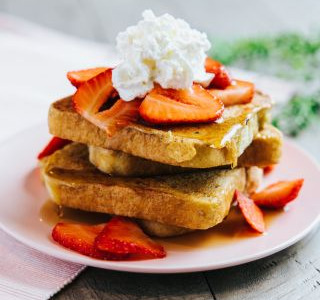 Brioche perdue, chantilly noisette & fraises fraîches