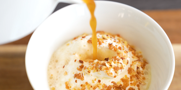 Affogato à l’huile de cacahuète grillée et praliné de cacahuète